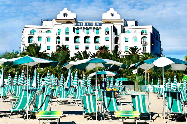 hotel sul mare con piscina marche